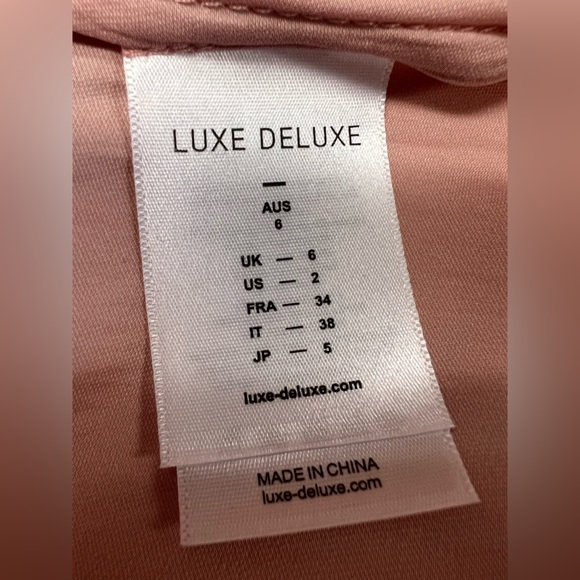 Luxe Deluxe NWT Look Twice Cold Shoulder Ruffle Top in Blush Size 2 - Picture 12 of 12